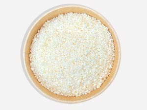Queso Parmigiano Reggiano rallado como topping para pasta fresca, servido en Pastasole ARG