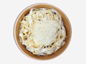 Fettuccine Alfredo preparado dentro de la rueda de parmesano, pasta icónica de Pastasole ARG