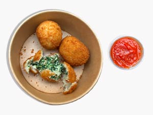 Albóndigas italianas caseras servidas con pasta fresca y salsa de tomate en Pastasole ARG