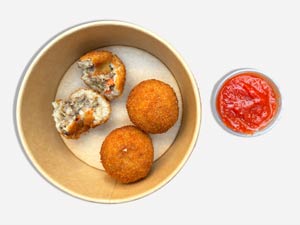 Arancini dorados y crujientes rellenos de risotto y mozzarella, aperitivo italiano de Pastasole ARG